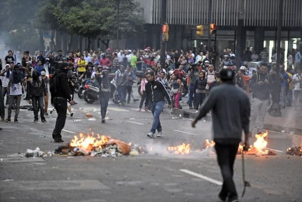 La situación más tensa se registró en la ciudad de San Cristóbal, donde soldados de la Guardia Nacional y policías lanzaron gases lacrimógenos contra jóvenes manifestantes que arrojaban piedras, palos y cócteles molotov.