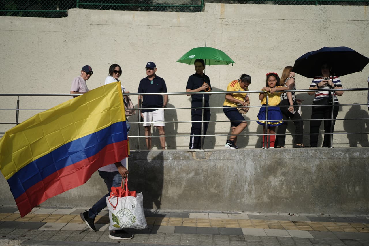 Los votantes hacen fila en un centro de votación durante la segunda vuelta de las elecciones en Barranquilla, Colombia.