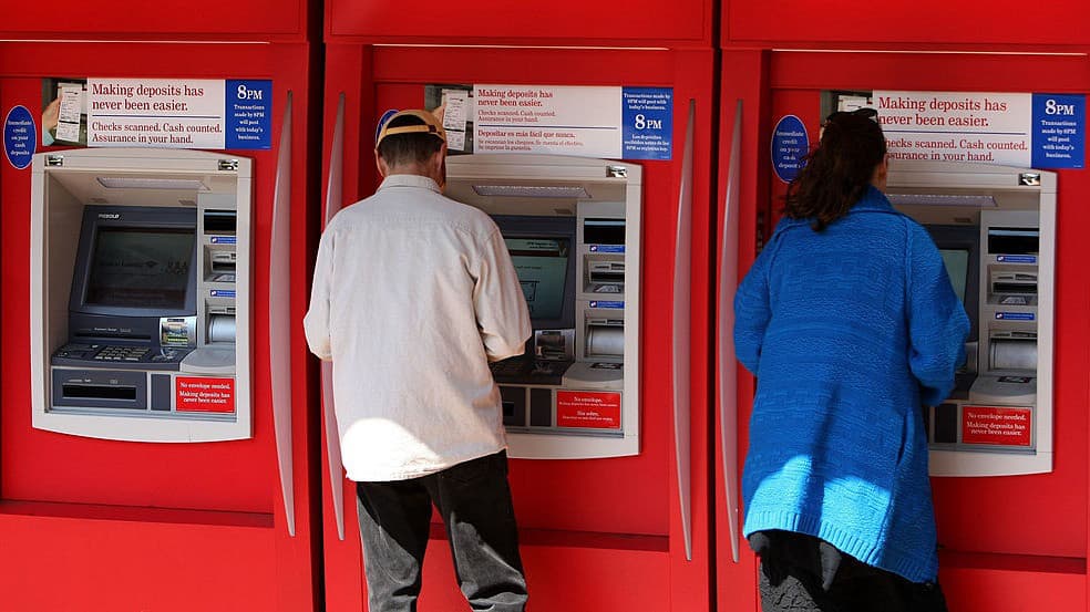 Frustra un intento de robo a un banco tras convencer y abrazar al sospechoso