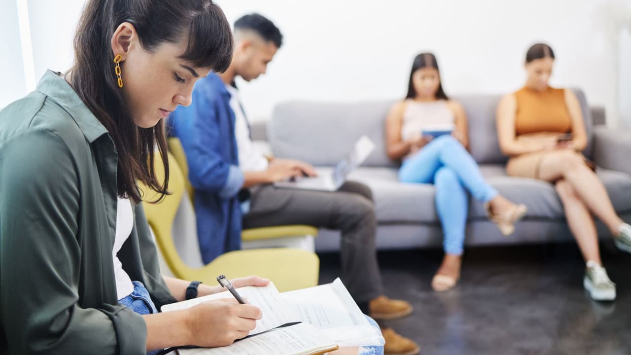 <h3 class="cms-H3-H3">Qué hacer si tu solicitud es rechazada </h3>
<br>Si recibes una negativa, recuerda que
<b>tienes 14 días desde la fecha del aviso para apelar.</b> El proceso es escrito y puede escalar: primero ante el Appeal Tribunal, luego ante la Comisión y finalmente a una reconsideración. Mientras apelas, sigue certificando tus pagos cada dos semanas.