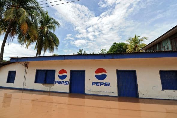 Paralelamente con el sistema de baja presión, una alerta de tormenta tropical fue emitida para provincias de Cuba y el sur de Florida.