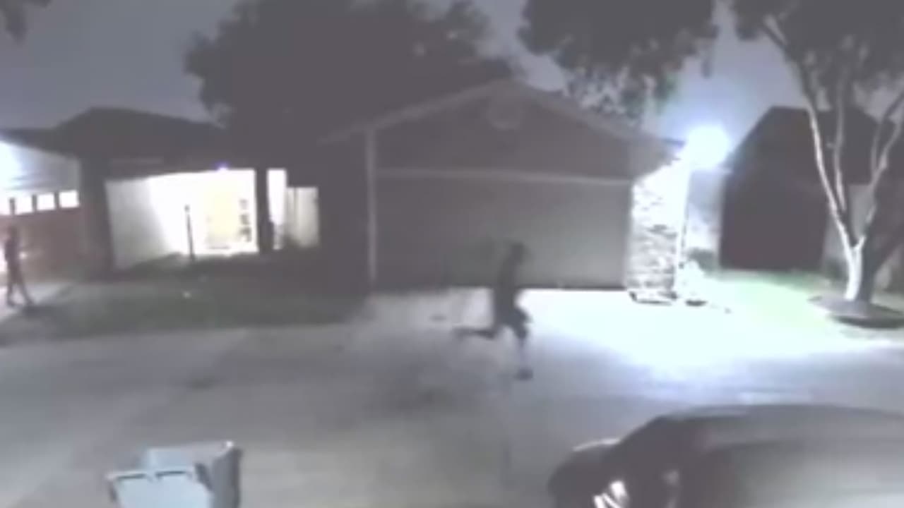 Las autoridades solicitan ayuda de la comunidad para identificar al hombre que vestía pantalones cortos de mezclilla, calcetines blancos, llevaba la boca cubierta con un pañuelo rojo. La información se puede proporcionar llamando al 713-222-8477 o a través dewww.crime-stoppers.org