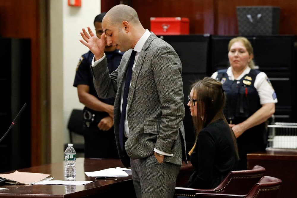 Con astutas mentiras y una inaudita confianza en sí misma, la joven, que decía llamarse Anna Delvey, consiguió que varios bancos le prestaran decenas de miles de dólares.
<br>