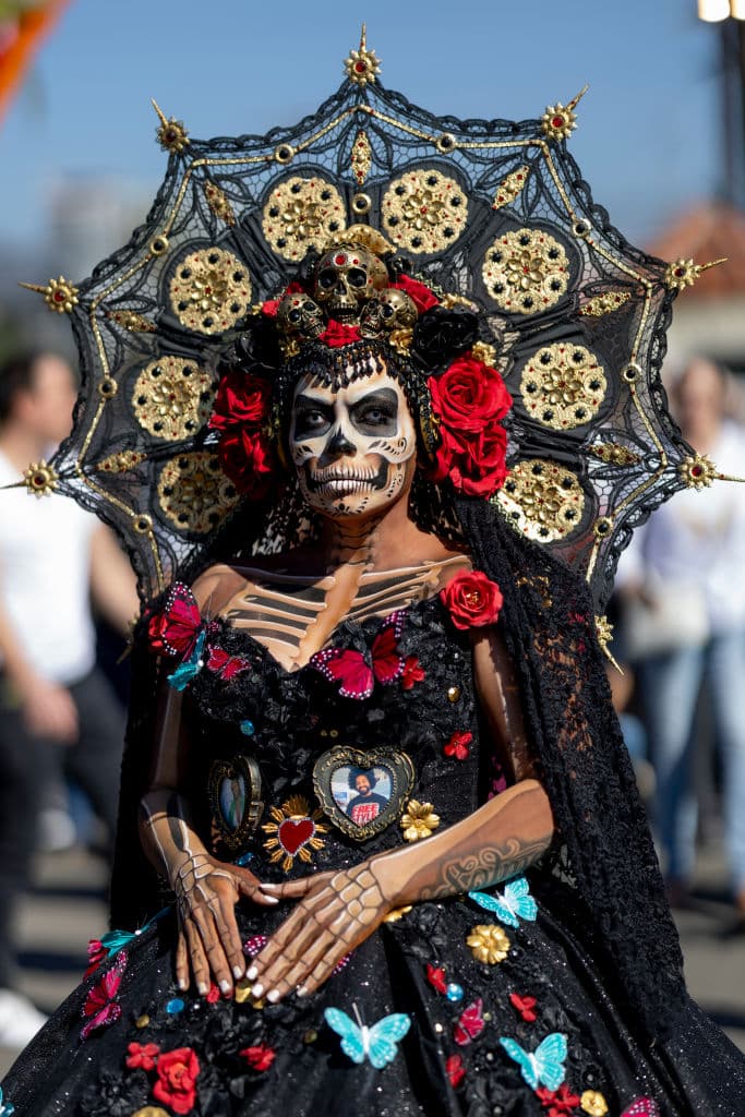 Durante el Día de los Muertos en el cementerio Hollywood Forever se realiza una competencia entre las personas que llegan disfrazadas. Hay $1,000 para quien gane y $500 para el casi, casi ganador.