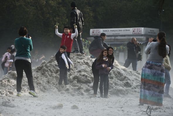 Mucha gente en Sao Paulo trataba de mantener el equilibrio sobre el hielo.