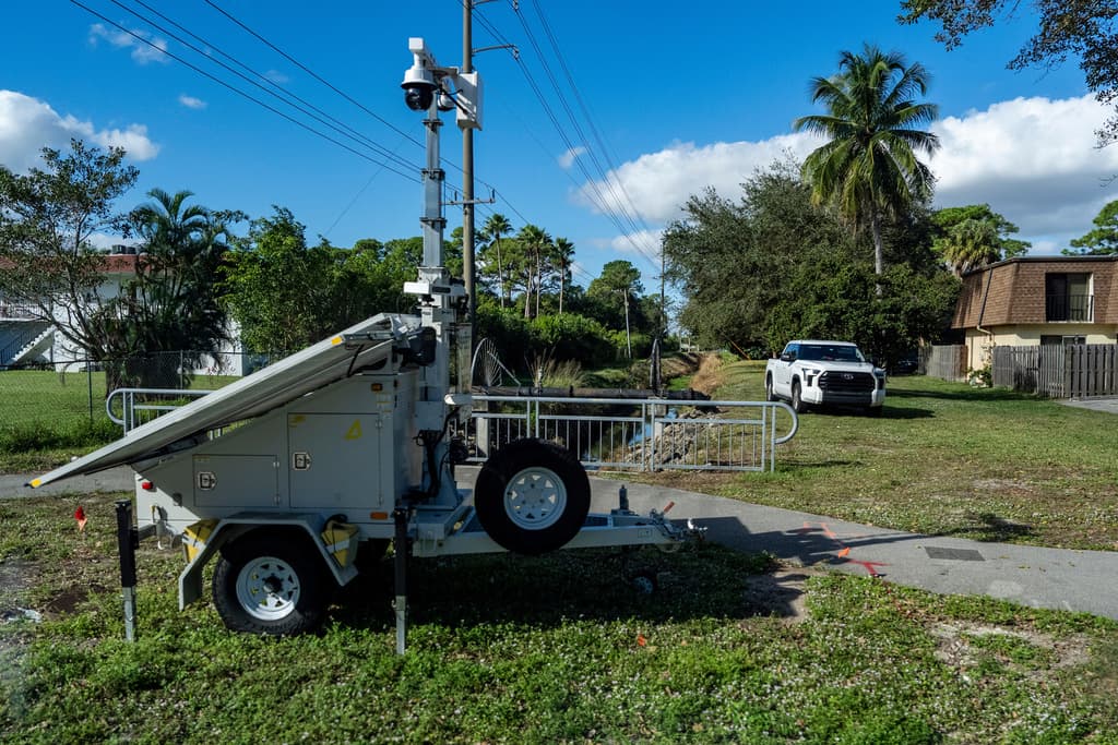 Una cámara de vigilancia está instalada cerca del Trump International Golf Club