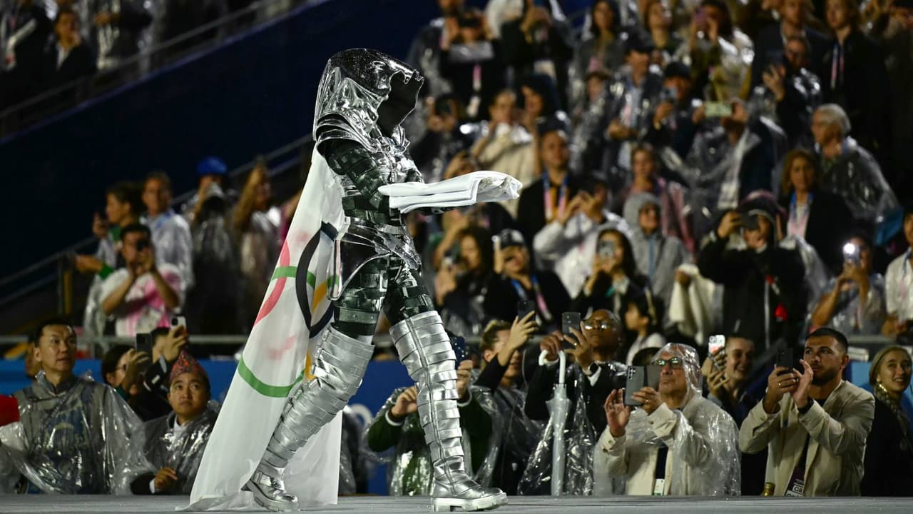 La bandera olímpica fue entregada por un personaje enigmático.
