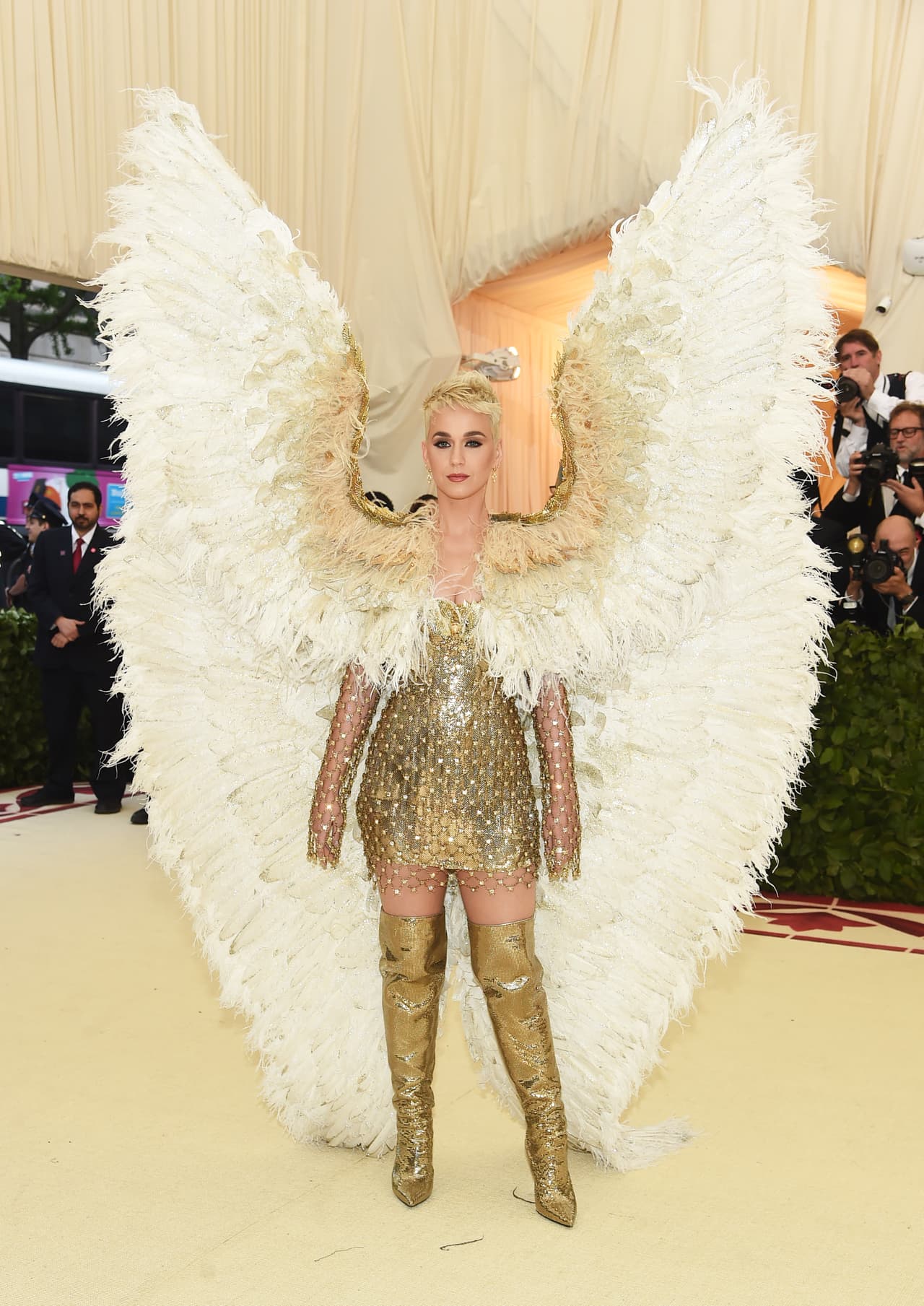Parecía sacada de un desfile de Victoria Secret, pero no. La cantante Katy Perry lució lo que la casa Versace interpreta es el vestido de un ángel. Cabe señalar que la artista necesitó un milagro para llegar pues el carro descapotable en el que viajaba no quería prender.