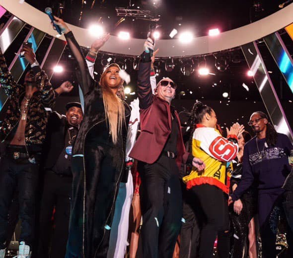 Estaría lleno de famosos, como todos los que lo han acompañado en el escenario y les ha pedido una colaboración.