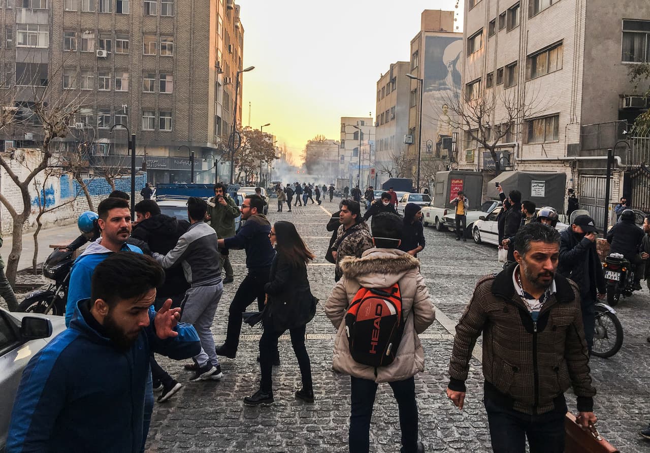 Las manifestaciones parecen ser las más grandes que han afectado a Irán desde que siguieron a las controvertidas elecciones presidenciales de 2009. Miles de personas ya han tomado las calles de las ciudades de todo el país, comenzando el jueves en Mashhad, la segunda ciudad más grande del país y un lugar sagrado para los peregrinos chiíes.