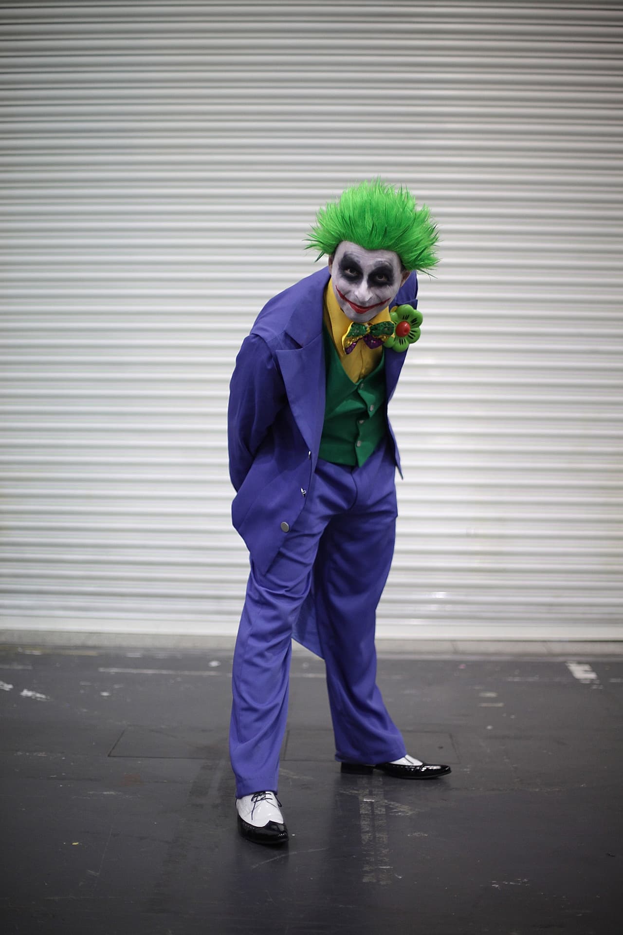 <b>El Guasón (The Joker)</b>
<br>A la par de la popularidad de su pareja este antagonista de Batman es la segunda opción más buscada para un disfraz. El cine nos ha dado también nos ha dado varios modelos de inspiración: el Guasón de Heath Ledger en '
<b><a href="http://www.imdb.com/title/tt0468569/?ref_=nv_sr_1">El caballero de la noche'</a></b> (el más oscuro y el más fácil de recrear en un disfraz), el de Jack Nicholson en '
<b><a href="https://www.youtube.com/watch?v=Nz8AXNi4wnI">Batman'</a></b> o el de Jared Leto en la misma 
<b><a href="https://www.youtube.com/watch?v=YmJrzpaGT1E">'Escuadrón Suicida'</a></b>.
<br>
<br>
<b>Algunos básicos del disfraz: </b>un traje púrpura, una peluca verde, maquillaje blanco y una sonrisa roja (desproporcionada). 
<br>
<br>
<b>De venta en: </b>
<br>Halloween Costumes, $50-$100 dólares