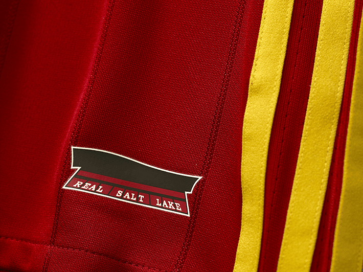 En la cintura, como es tradicional con las camisetas de la MLS, se verá una silueta estilizada del Rio Tinto Stadium, la casa del club.