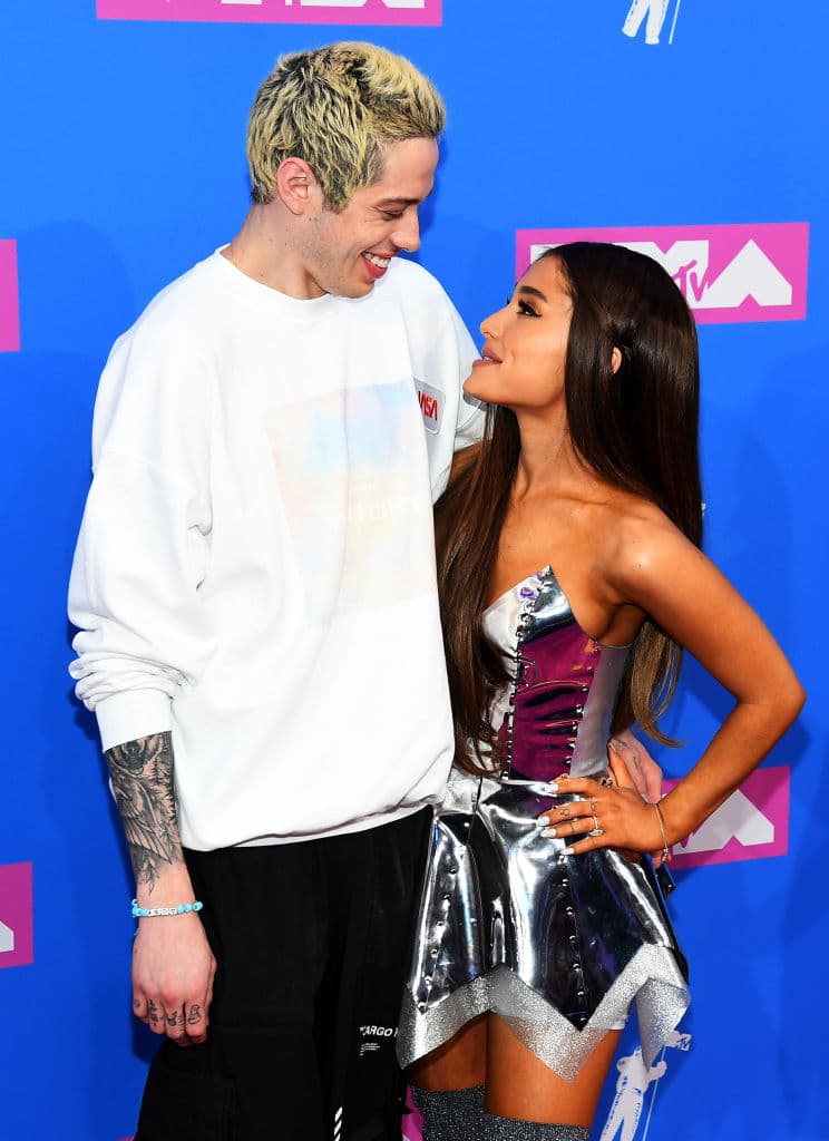 Después hizo pública su relación con 
<b>Pete Davidson</b>, sorprendiendo a los medios del entretenimiento, pero antes de que se acabara el año, también rompieron igual de asombrosamente.