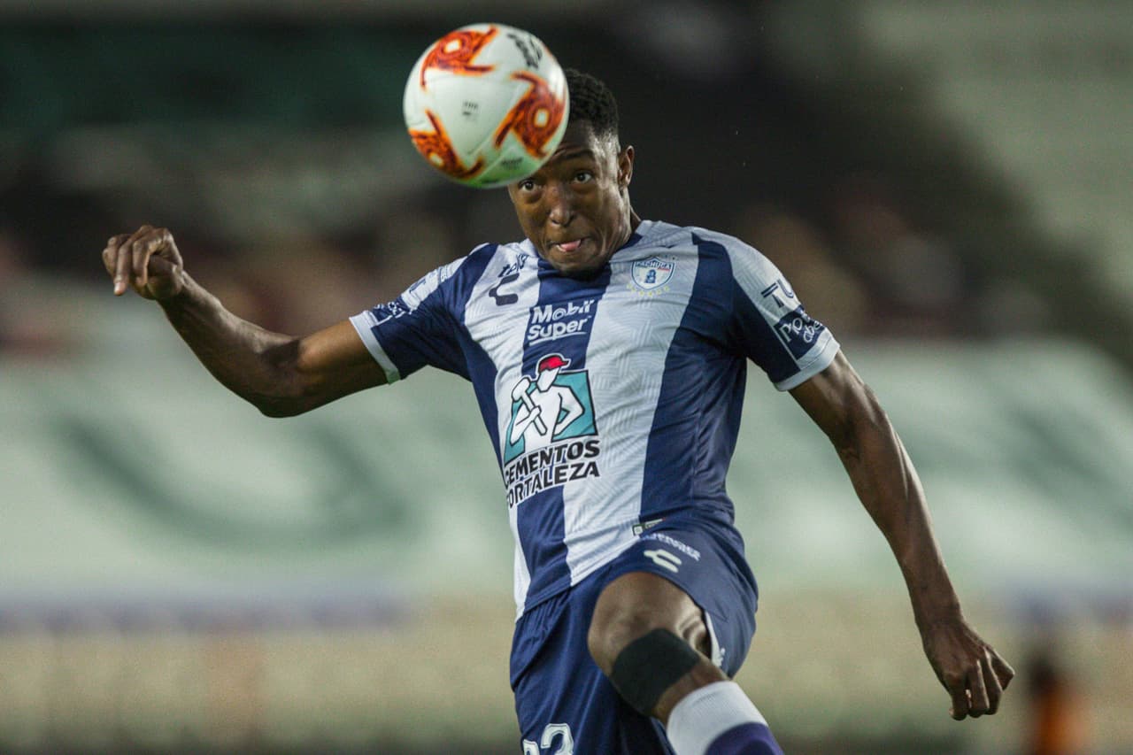 Oscar Murillo bajando el esférico