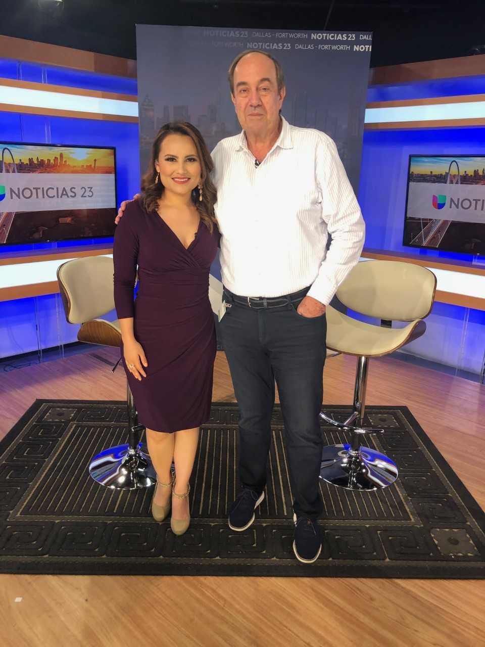 Nando Parrado en nuestros estudios de Noticias 23 junto a nuestra reportera Angelinia Armendariz.