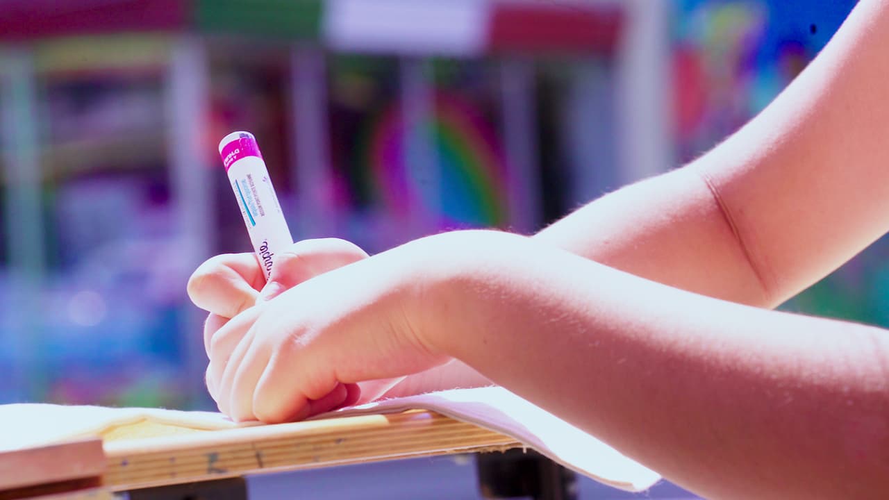 William Estrada y su carrito móvil de arte.