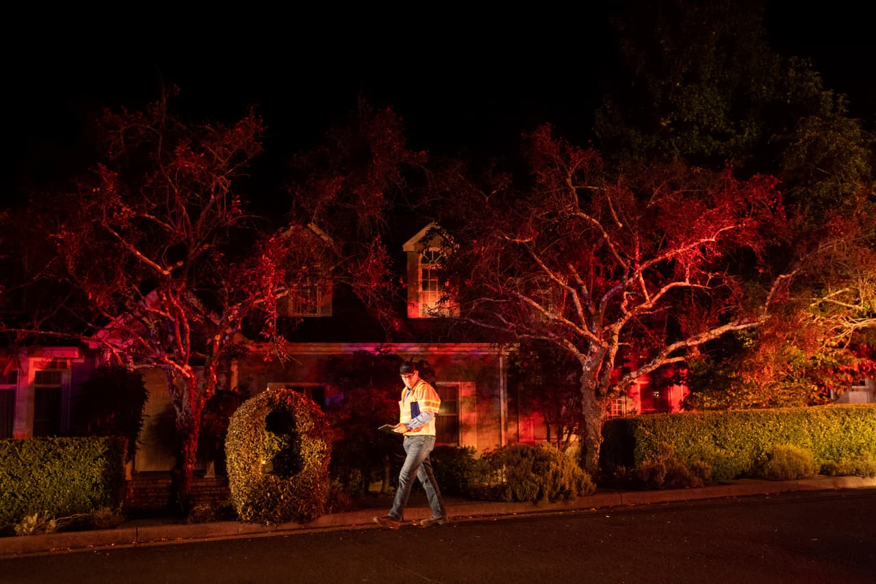 El jueves la compañía PG&E concluyó con 
<a href="http://uni.vi/igo2101" target="_blank">la segunda fase de apagones</a> que tenía programados para el norte de California y que incluían a varios condados del este y el sur de la Bahía, así como algunas zonas de la Península, lo que elevó la cifra de residentes sin electricidad a 
<a href="http://uni.vi/PkrH101Vy5R" target="_blank">359,000 en todos los condados del Área de la Bahía</a>, a excepción de San Francisco.