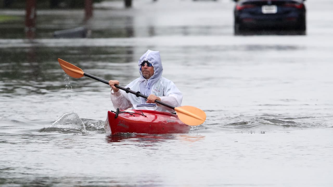 La marea alta matutina inundó carreteras cercanas a playas de la costa de Jersey y causó cierres. NJ Transit emitió alertas para cinco líneas y pidió consultar njtransit.com por actualizaciones en tiempo real durante el sábado.