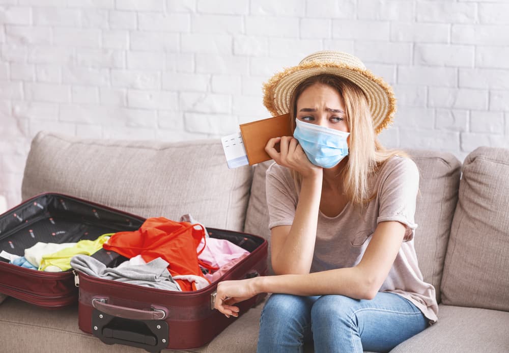 Debido a circunstancias ajenas a tu voluntad te ves forzado a cambiar tus planes de viaje a última hora, alégrate será mejor así.