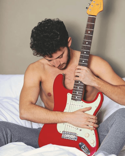 Desde niño tomó clases de guitarra y actuación, ahora es un experto.