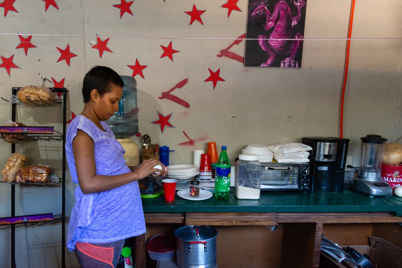 Jiménez contó que esperó durante tres semanas en una fila en la frontera entre México y EEUU junto lo que a lo que le parecían "miles de personas" para poder solicitar asilo. Ahora pasa sus días esperando que llegue el turno de un número que le asignaron, para que un funcionario de estadounidense vea su caso.