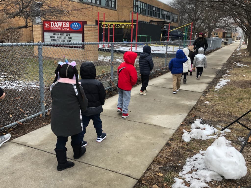 Unos 6,000 niños de prekinder y educación especial tenían la opción este lunes de regresar a las aulas de las escuelas públicas de Chicago. 
<br>
<br>