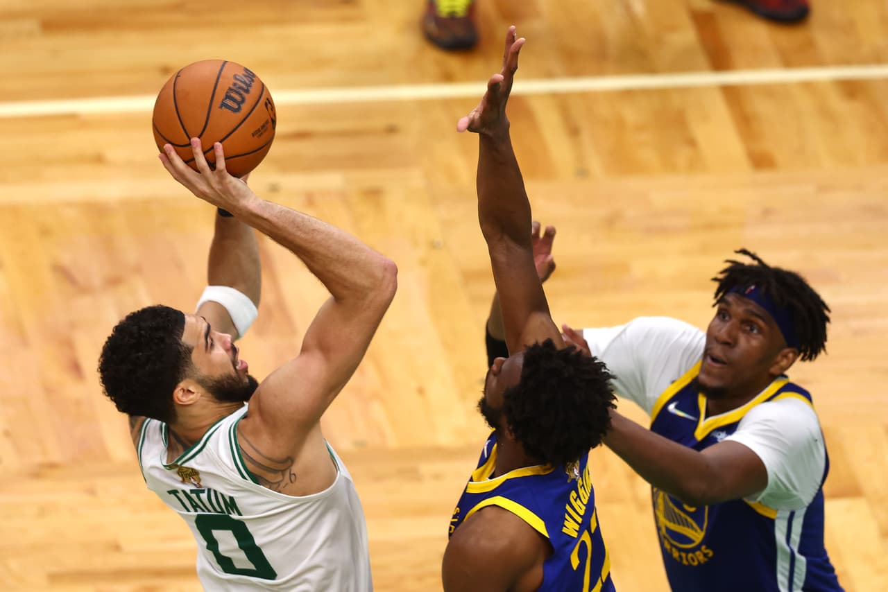 Los Golden State Warriors, encabezados por Steph Curry, apabullaron a los Boston Celtics en el Juego 6 de las Finales de NBA para conseguir el séptimo anillo en la historia de la franquicia y el cuarto en la era Steve Kerr.