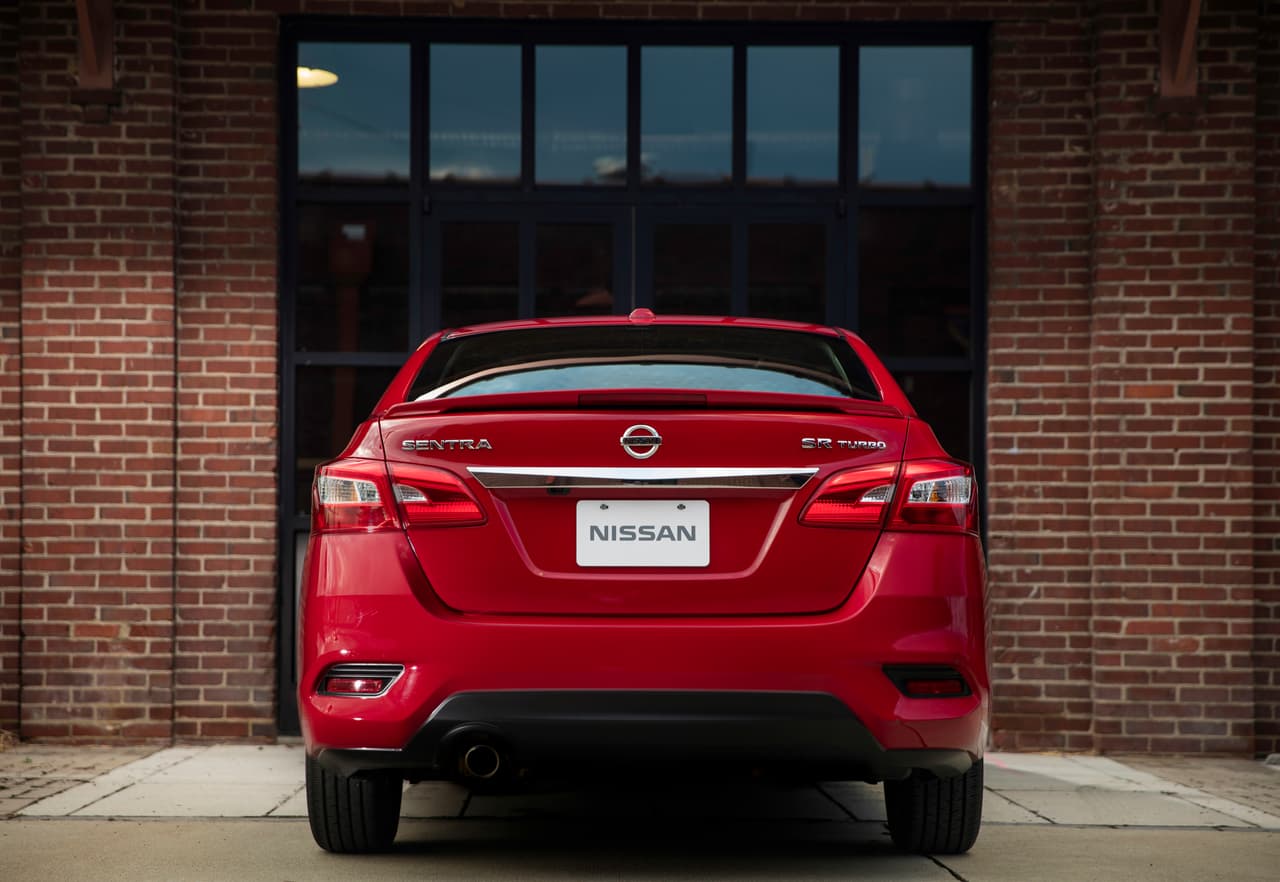El exterior del Nissan Sentra SR Turbo 2017 es similar al del la versión SR con motor de aspiración natural y cuenta con tecnología LED en los faros delanteros y en las ópticas traseras así como luces antiniebla integradas al parachoques. El gran diferenciador será el emblema Turbo en la tapa del maletero.