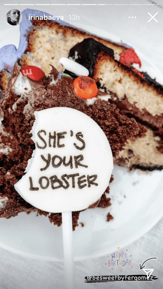 A juzgar por la decoración del pastel, que también incluía frases clásicas del sitcom como "She's your lobster", Elissa Marie tiene la misma afición.