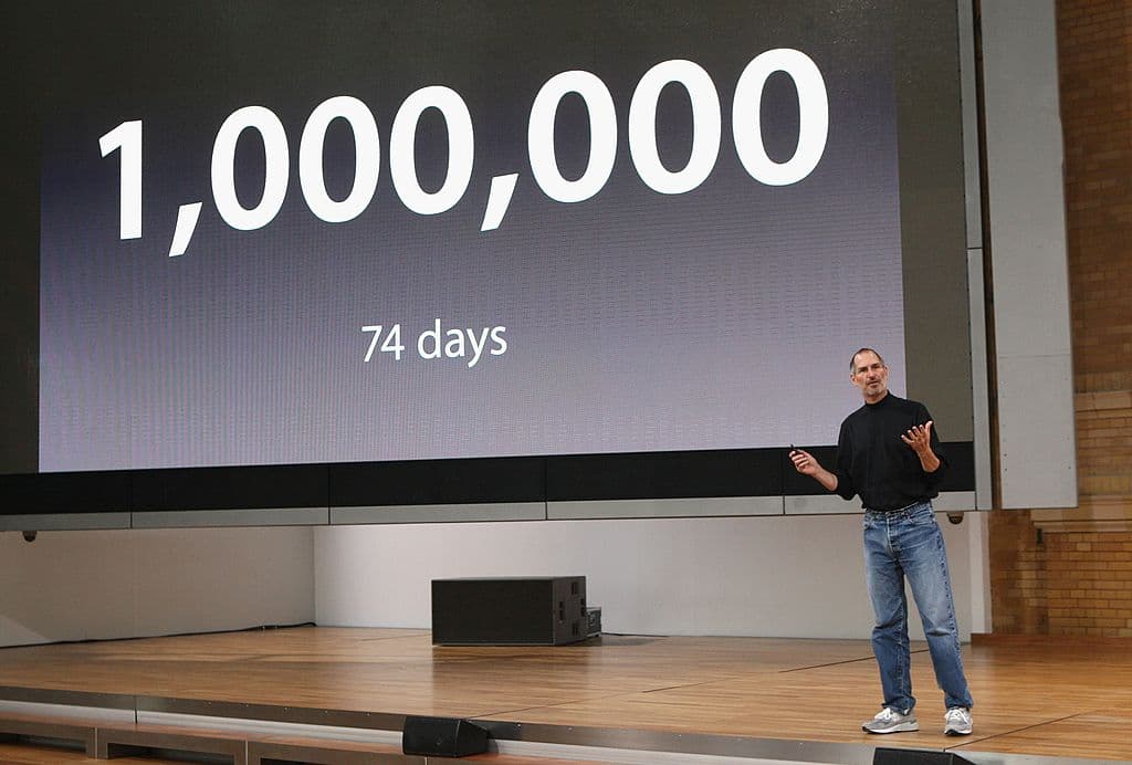 En septiembre de 2007, Steve Jobs lo presentó en Alemania e informó que la telefónica T-Mobile sería la aliada en ese país. Y a pesar de las críticas, para entonces Apple había vendido un millón de iPhones en Estados Unidos en los primeros 74 días del teléfono en el mercado.