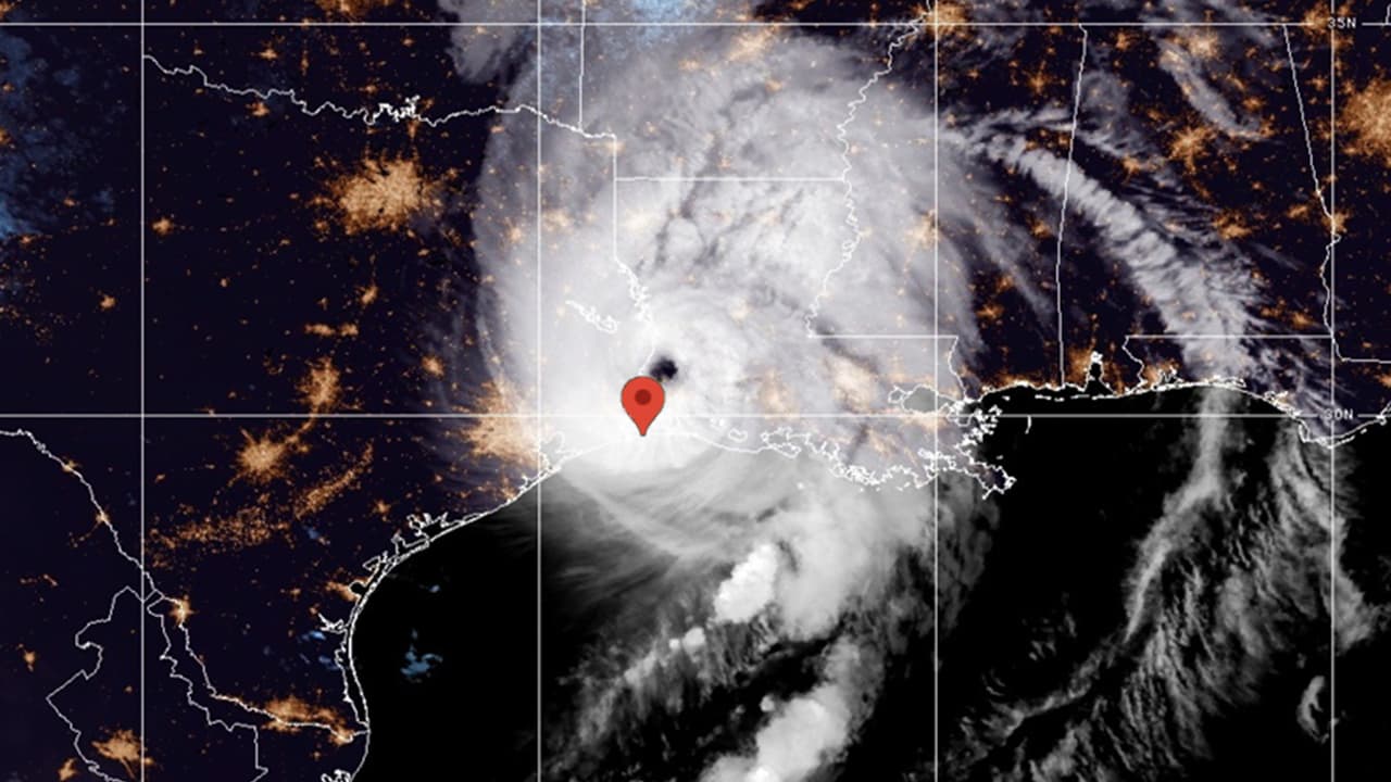 Esta imagen satelital de NOAA muestra la posición del ojo del huracán Laura unas horas después de que tocó tierra cerca de Cameron. El lugar aproximado donde se encuentra esta población -indicado por Google Maps- señalada con una marca roja.
<br>