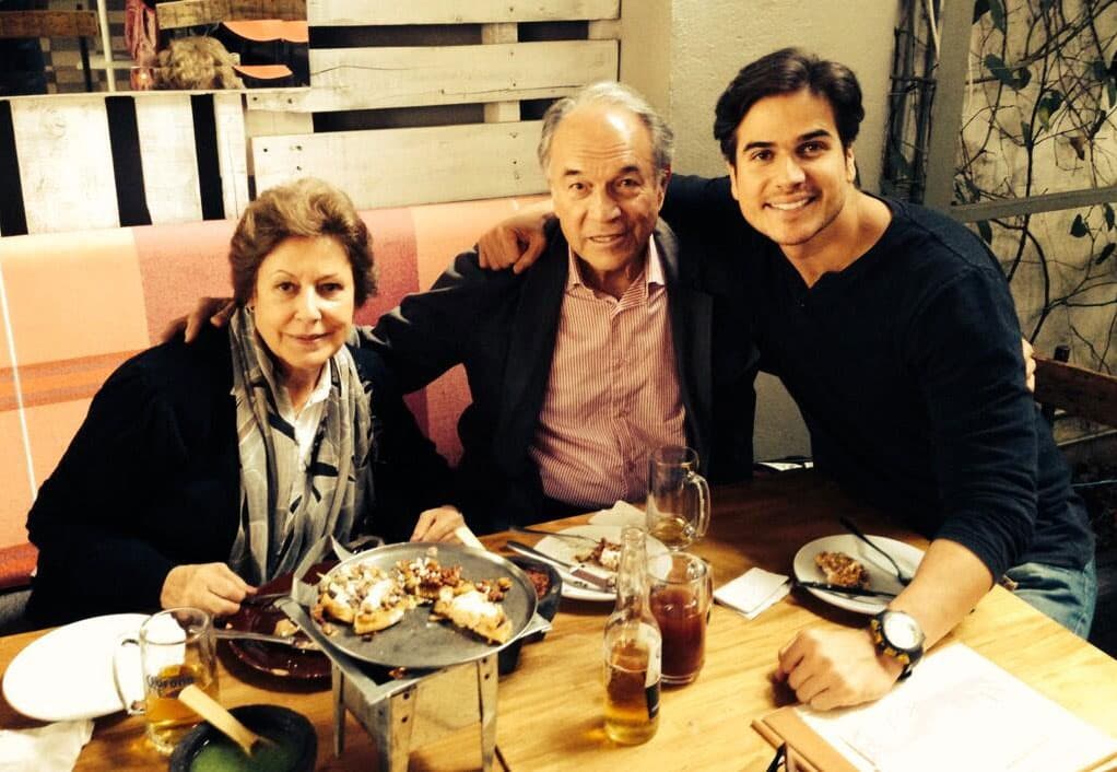 Otro galán que se roba el corazón de las féminas es 
<b><a href="http://www.univision.com/temas/daniel-arenas">Daniel Arenas</a></b>, él siempre ha dicho que sus padres son lo más importante en su vida.