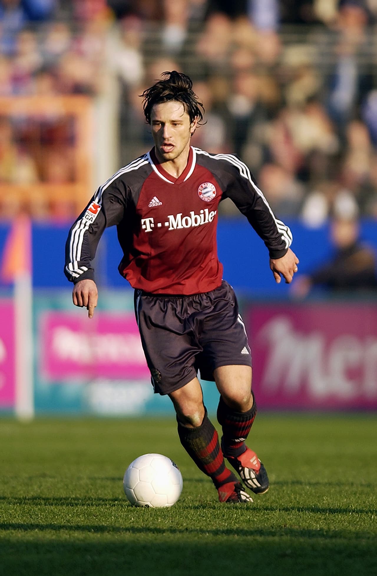 Su talento lo llevó al Bayern Munich, donde Ottmar Hitzfeld comenzó a retrasarlo a la posición de mediocampista defensivo.