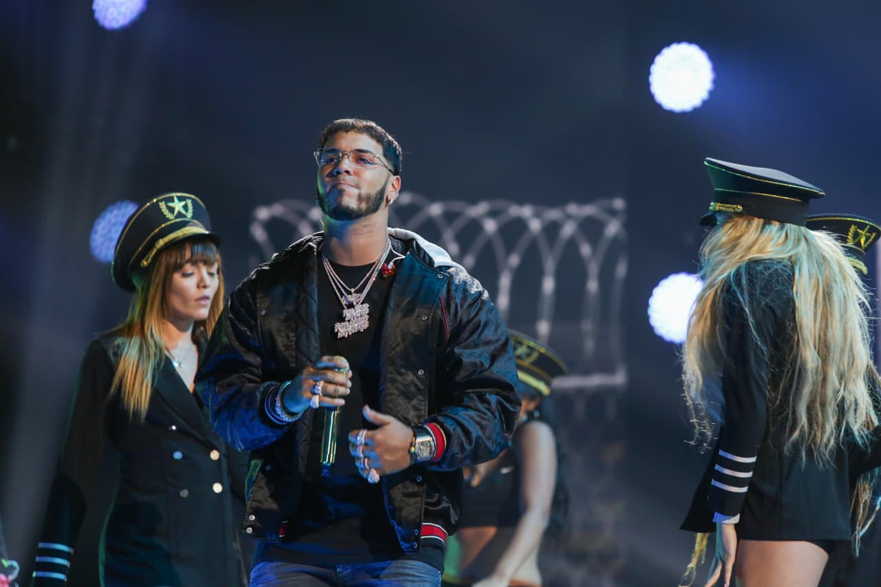 El músico de 26 años comentó que su afición por el
<i>bling bling</i> viene desde hace mucho tiempo: "Desde que era muy niño me gustaban las prendas. Me llamaba la atención su brillo, pero no podía comprarlas", reveló a Univision.