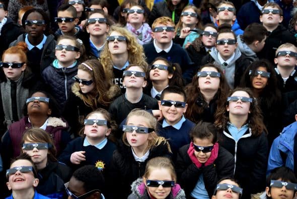 Estos estudiantes utilizaron lentes especiales para poder disfrutar el fenómeno desde Glasgow, Escocia.