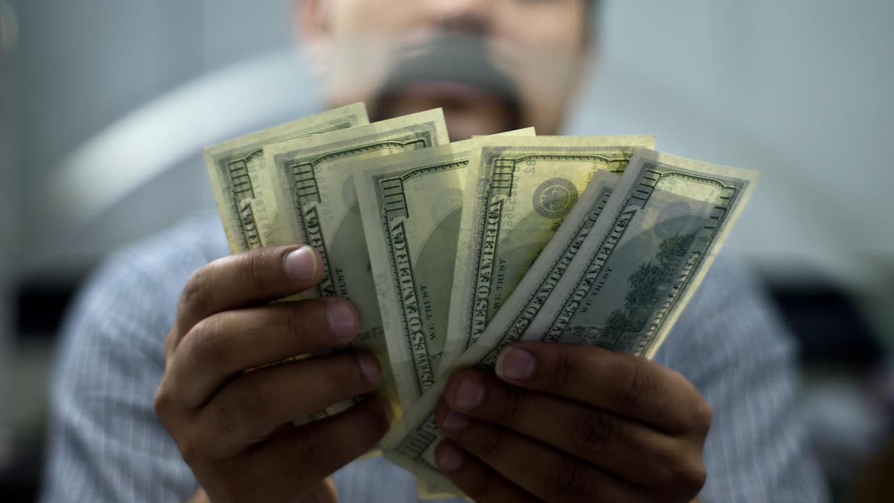 Para cubrir los gastos en estos tiempos inflacionarios, es muy importante que sepas cómo cuidar tu dinero y ahorrarlo. Por eso, Univision 45 habló con Diana Vásquez, cónsul de comunidades del Consulado de México en Houston, para entender la importancia de cuidar las finanzas y así evitar daños al patrimonio y dolores de cabeza.