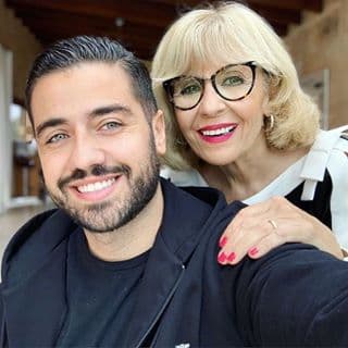 El suyo, recuerda, es "el típico caso del niño que decía: 'Mamá quiero ser artista'"
<i>, </i>pues desde muy pequeño siempre tuvo esa inquietud. "Lo llevo en los genes porque mi madre fue cantante y actriz, pero lo dejó todo para hacerse cargo de su familia", explicó.