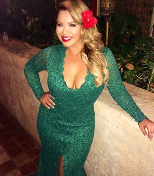 ¡Mexicanísima! Con ese lindo vestido verde y los labios rojos, se ve muy guapa.