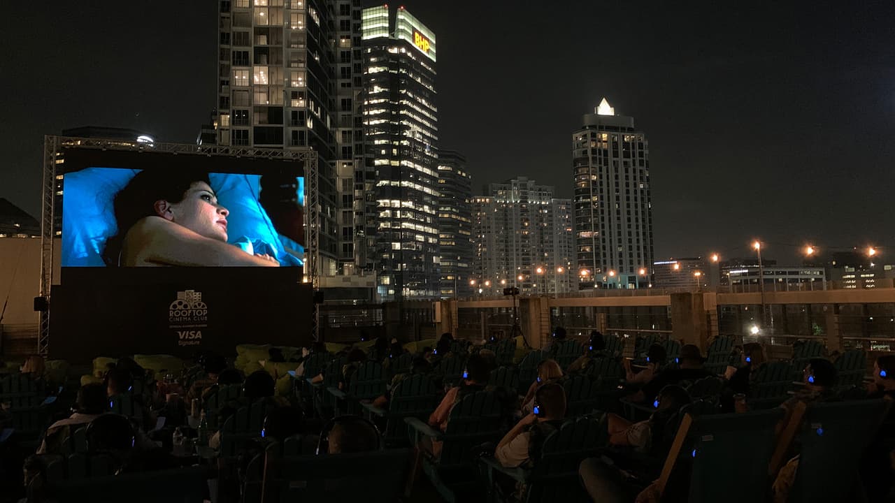 La compañía basa su idea en los auto cinemas que fueron muy populares décadas atrás cuando la gente veía sus películas favoritas a bordo de su vehículo.