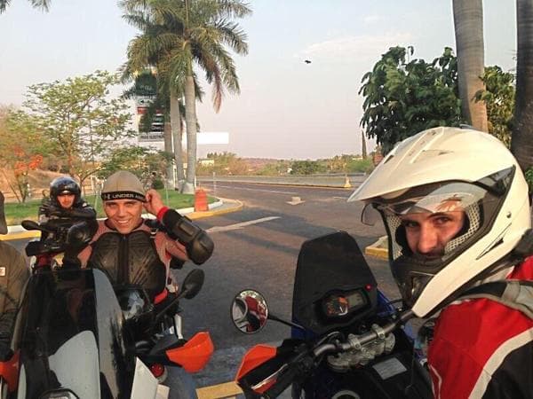 Eso sí, ambos comparten las mismas aficiones que su papá, como el motociclismo por ejemplo