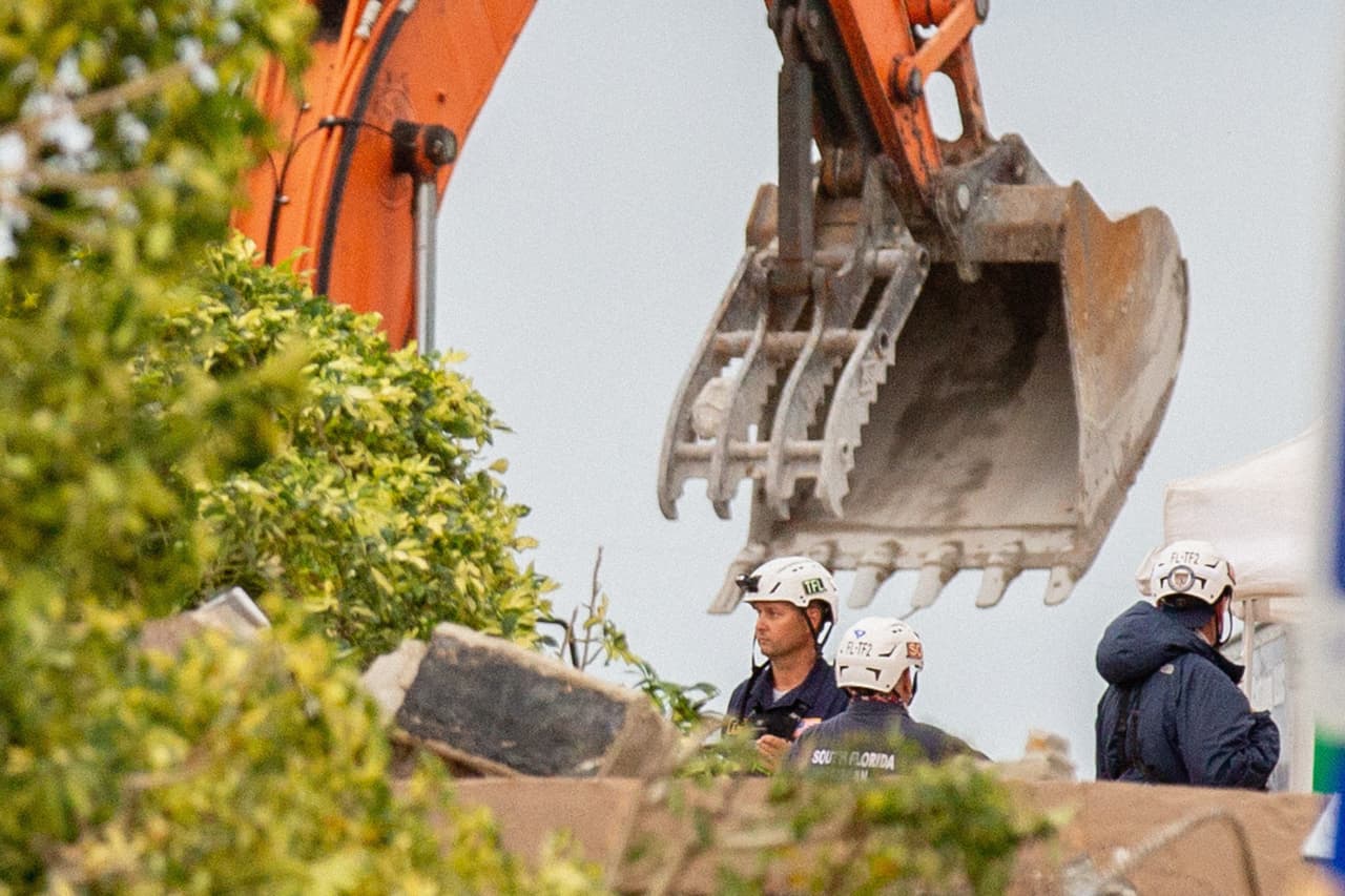Con 36 cadáveres confirmados 
<a href="https://www.univision.com/noticias/estados-unidos/lista-victimas-surfside-identificadas">-29 de ellos identificados-</a> hasta el momento, las autoridades precisan que 
<b>todavía hay 110 personas de las que no se sabe su paradero</b>, mientras la maquinaria pesada se pudo ver trabajando esta tarde, con la amenaza del huracán Elsa en el horizonte. 
<br>