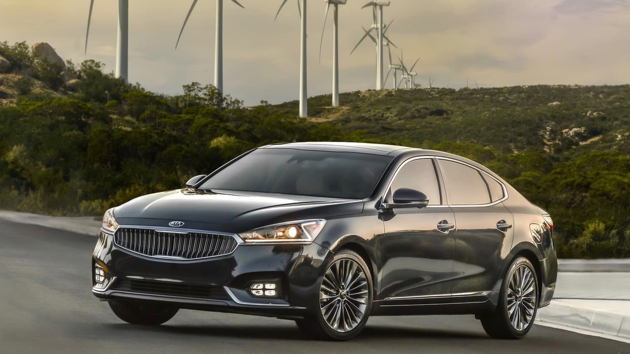<h3 class="cms-h3-H3">Carro grande: Kia Cadenza. </h3>
<br>
<br>Este es un modelo del que no oímos hablar con frecuencia y es uno de los secretos mejores guardados del mercado automotriz estadounidense. Los jueces consideraron que a pesar de una pantalla de navegación que respondía con lentitud y de un baúl más pequeño que el promedio en su categoría, el Cadenza merecía el reconocimiento por sus múltiples equipamientos estándar y su lujosa cabina.
<br>
<br>FInalista:
<b> Toyota Avalon. </b>