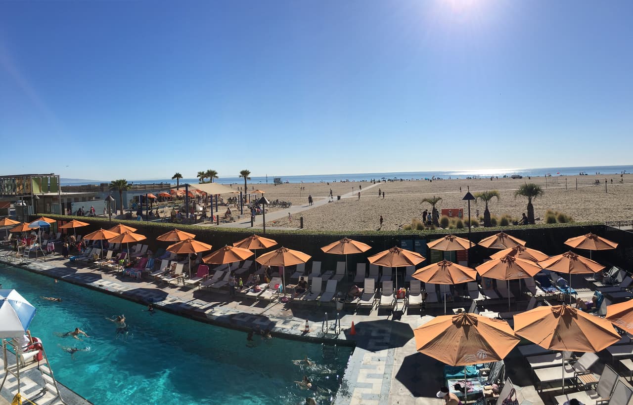 El Annenberg Community Bech House es un espacio predilecto frente a la playa. Hay una gran variedad de eventos para disfrutar en este espacio. La entrada es de 10 dólares adultos, 5 dólares para ancianos y 4 dólares para menores.