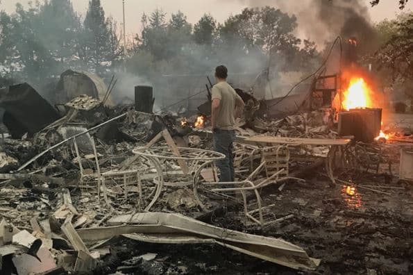 Seth Adams observa los escombros que quedaron del que era su hogar, en el que apenas llevaba viviendo ocho meses, en Vacaville, California.