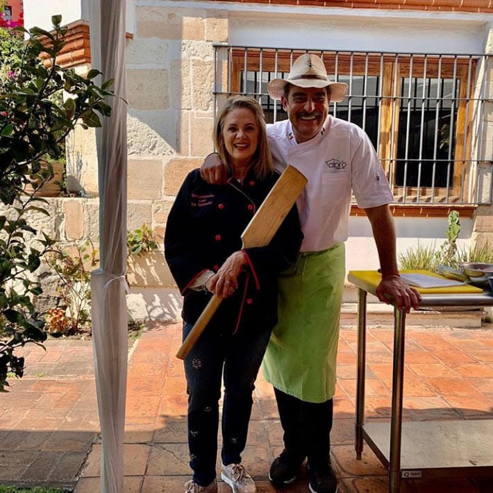 “Nombre, es mi vecina, es más, acabo de pasar enfrente de su casa. Yo estoy llegando aquí a mi casa, los dos vivimos muy cerquita. Somos amigos y cuando acabamos la novela… es mi amiga, la quiero muchísimo y siempre que trabajamos juntos tenemos gran éxito”, explicó.
<br>