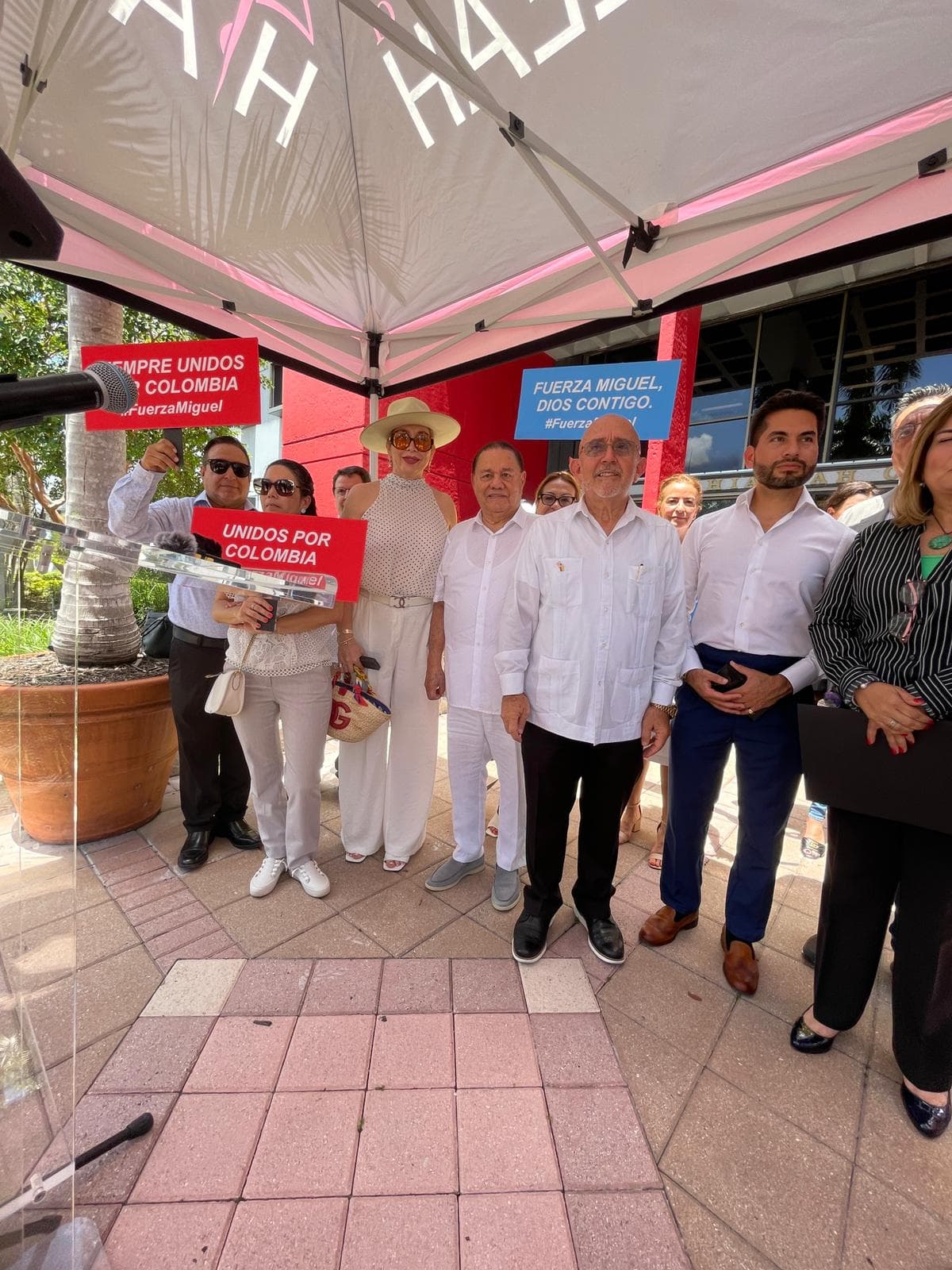 Manifestación en Hialeah en solidaridad con el candidato presidencial Miguel Uribe Turbay, quien fue víctima de un atentado en Bogotá.