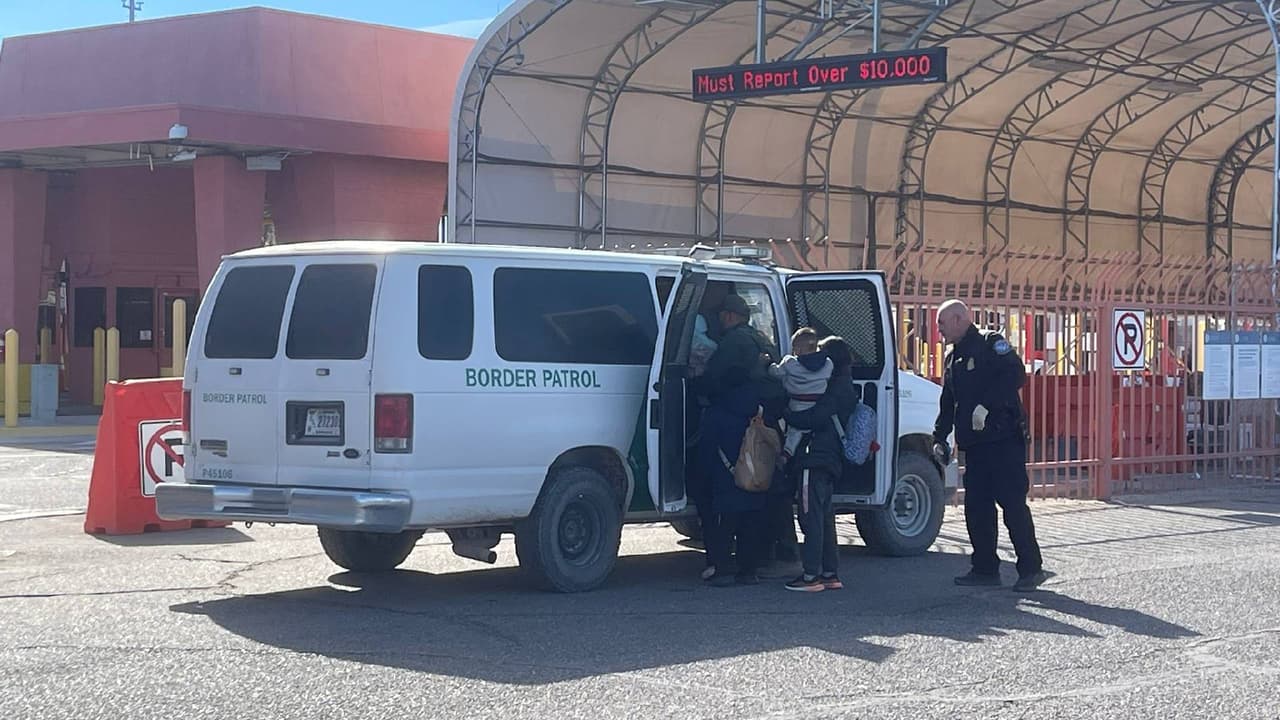 Agregó que esta decisión se tomó “con el fin de redirigir al personal para ayudar a la Patrulla Fronteriza a detener a los migrantes”, que ahora utilizan esta remota zona rural para cruzar la frontera.