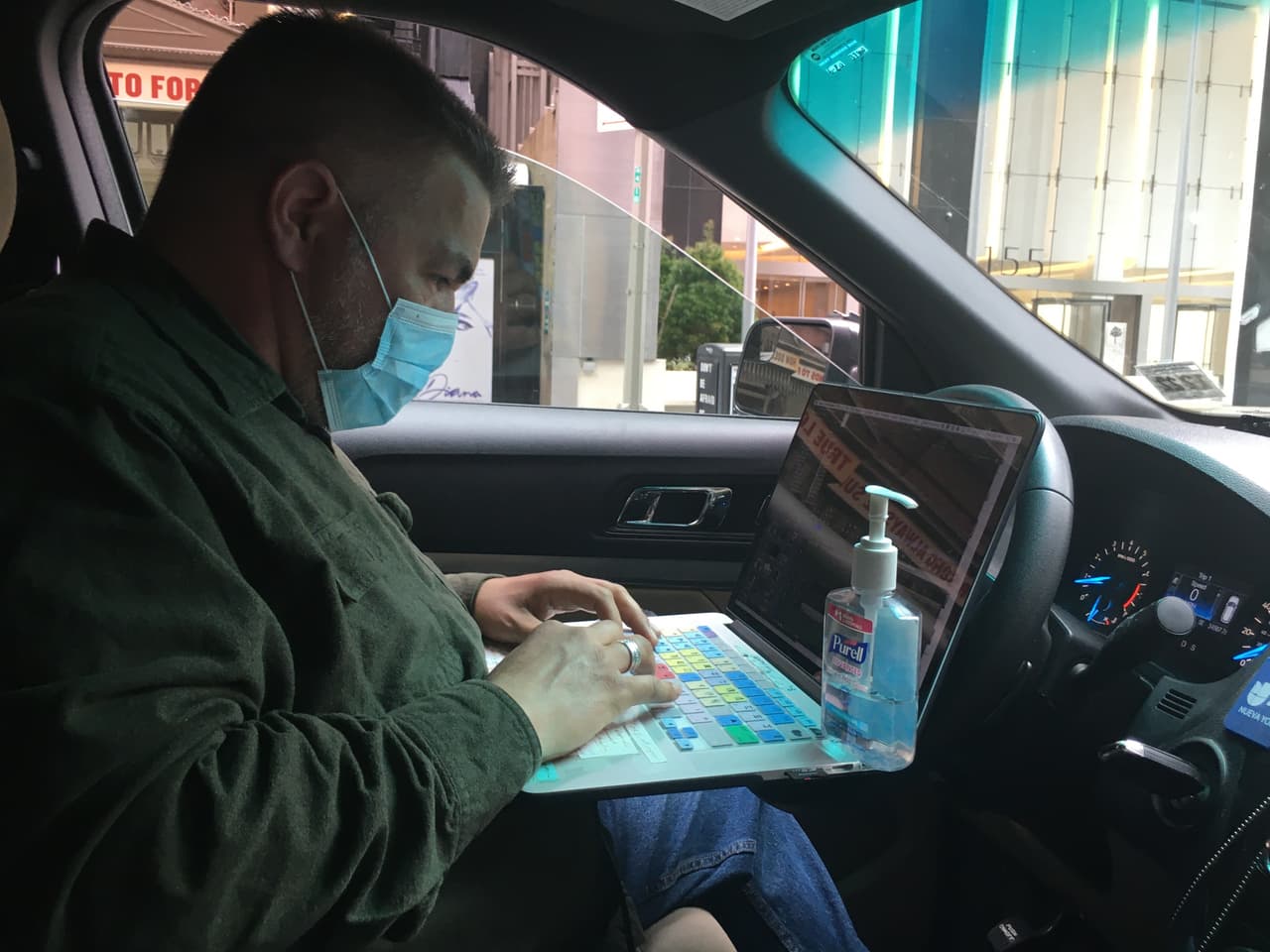 Fotógrafo Frank Dulzaides edita. Toma precauciones mientras trabaja desde el corazón de Manhattan.