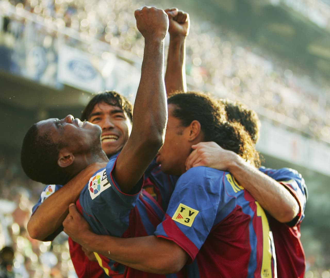 Atrajo la mirada del FC Barcelona. En 2004 es fichado por más de 25 millones de dólares pagados al Mallorca y al Real Madrid (que aún poseía un porcentaje de su carta).