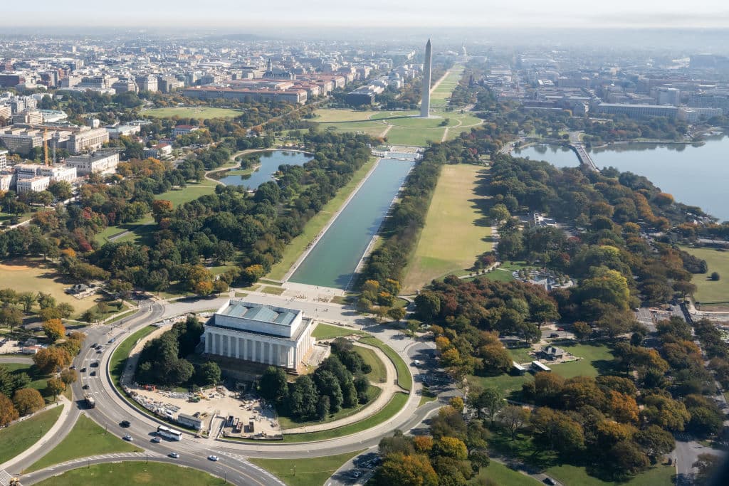 <b>Washington DC</b>, la capital de Estados Unidos tiene al menos un 20% de su área urbana en hundimiento y la ciudad muestra tasas superiores a 3 mm por año.
<br>
<br>El hundimiento regional en DC está predominantemente influenciado por el GIA que causa una pérdida de elevación de 1 a 3 mm anuales. Hay puntos críticos de hundimiento más rápido (5 mm por año) en áreas como East Potomac Park. 
<br>
